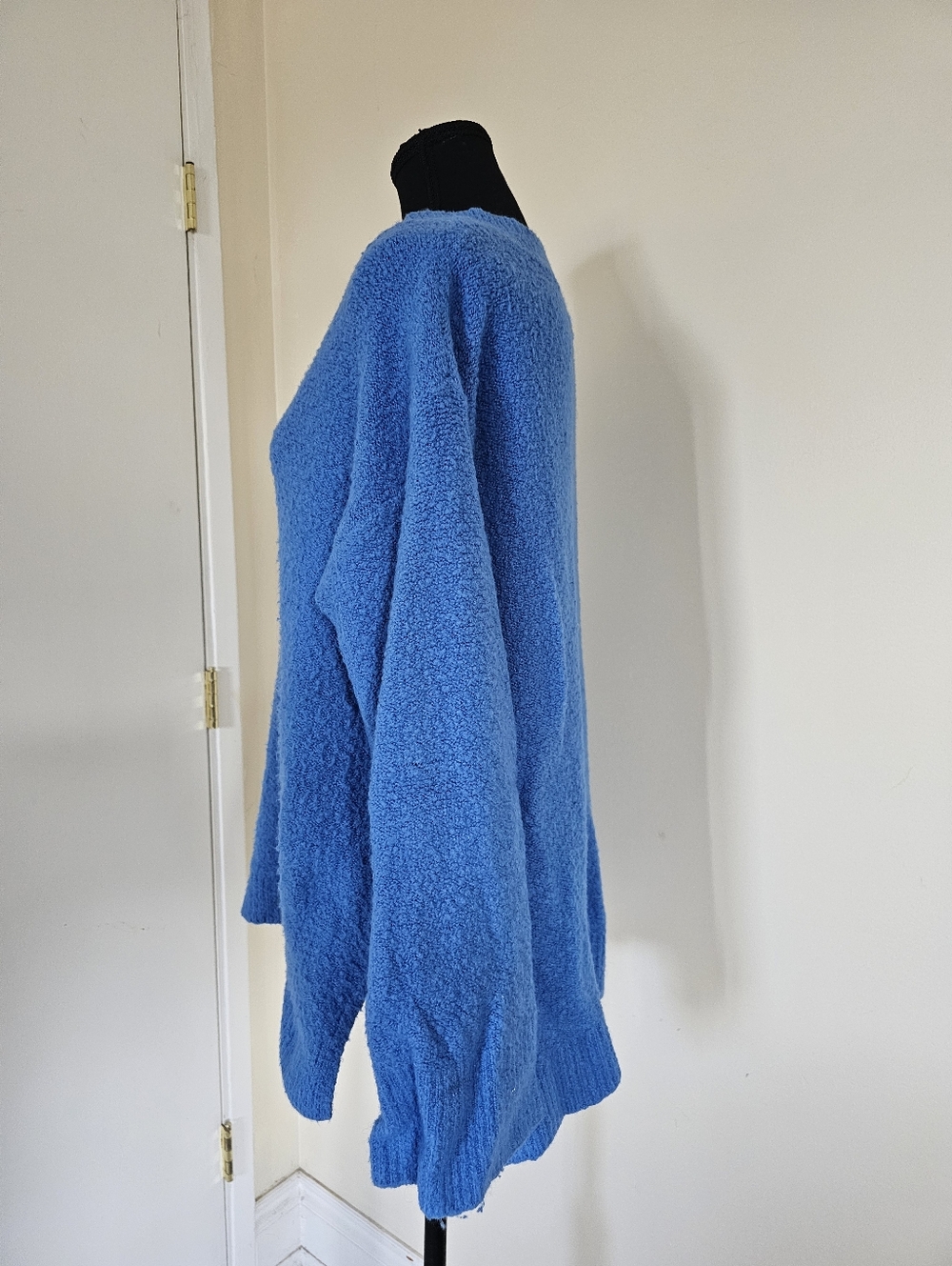 ANTHROPOLOGIE Green Dot Oversized V-Neck Sweater in Bright Blue - Picture 5 of 10